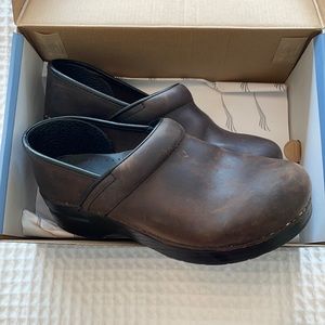 Dansko Professional Oiled Antique Brown/Black Women’s Clogs